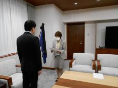 選定結果報告書を読み上げる委員長