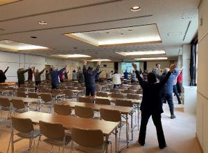 元気体操をしている学生の画像