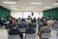 挨拶を聞く参加者