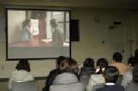 作品を視聴する参加者