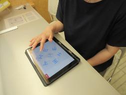 タブレット端末で脳の元気度チェックをしている様子