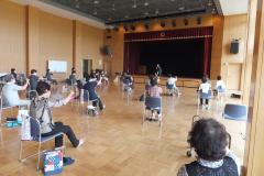 椅子に座って足を上げる運動