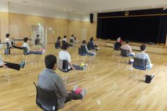 椅子に座って足を上げる運動