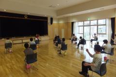 椅子に座って運動