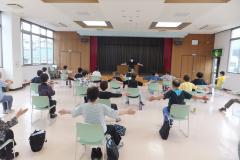 椅子に座って運動