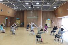 腕を上げている