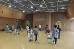 足を上げている