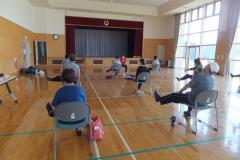 椅子に座って運動