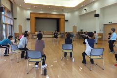 椅子に座って運動