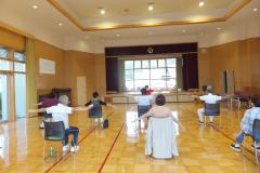 椅子に座って腕を下げる運動