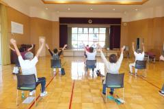 椅子に座って手を上げる運動