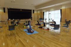 床に寝そべって運動