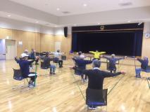 椅子に座って運動