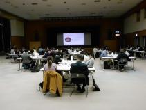 活動報告を受ける様子