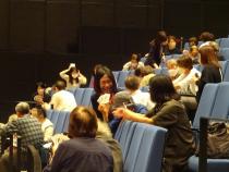 たかまつなな氏と参加者がカードゲームをしている様子
