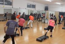 大人のフィットネスレッスンの様子