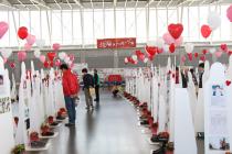 生命のメッセージを見ている参加者