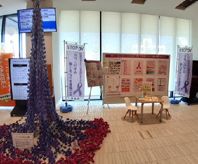 パープル吊るし鶴（市役所オープンスペース）