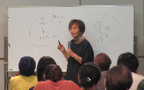 講師の話を聞く参加者