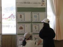 説明資料を見ている子ども達