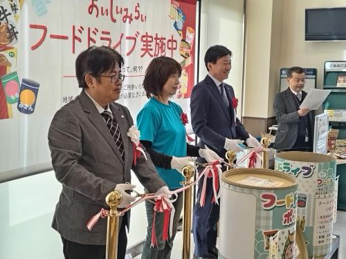 テープカットの写真