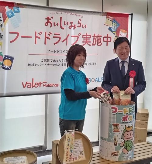 米澤市長とつるが子ども食堂ネットワークの中村代表による寄付デモンストレーション