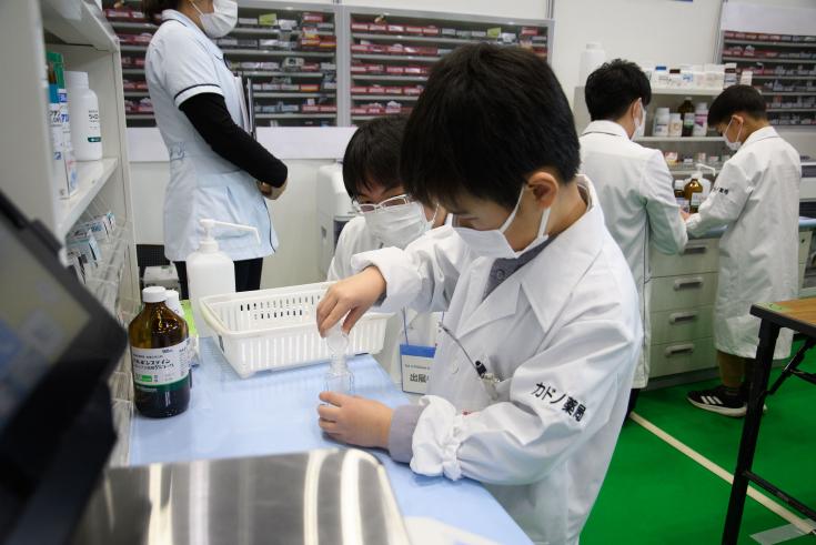 薬剤師体験の様子