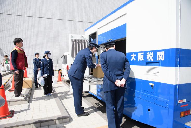 税関職員体験の様子