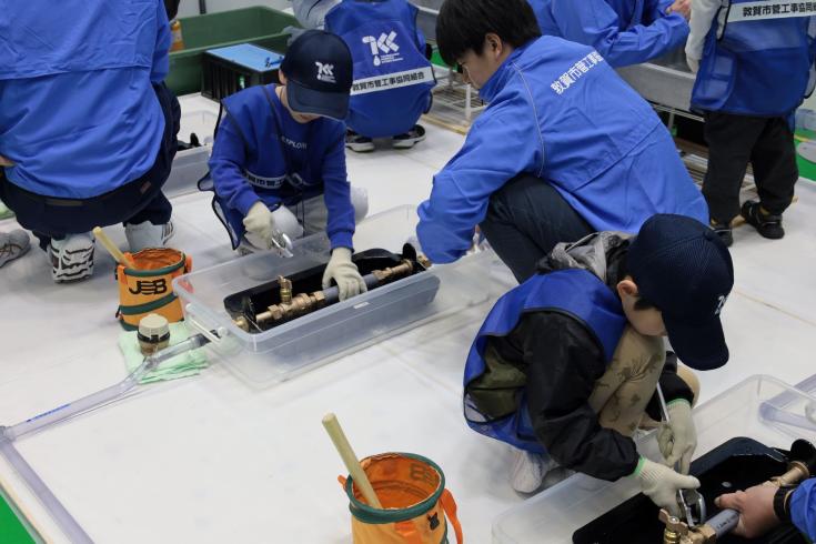 配管工体験の様子