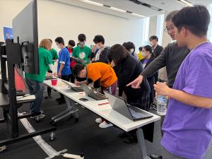 見学者からフィードバックを受けている