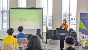 スライドを使いながら説明する講師