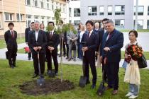 シベリア孤児記念小学校(ツェレスティヌフ町)前で撮影