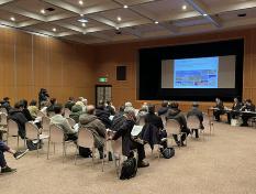 会場全景（右後方から）