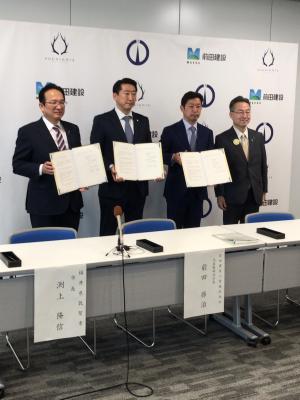 協定書を手に集合写真（左から渕上市長、前田社長、立花代表取締役、杉本知事）