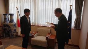 答申を行っている様子