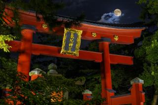 氣比神宮にのぼる月