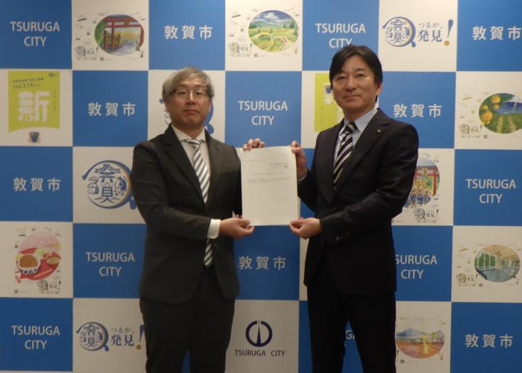 答申書の提出に訪れた杉山委員長（左）