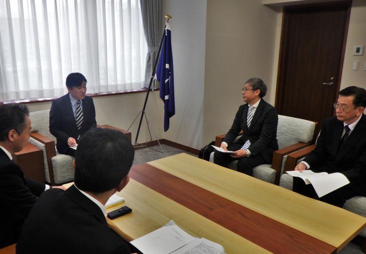 懇談中の杉山委員長（右から2番目）と奥村副委員長（一番右）