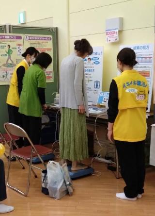 体組成計に乗っている参加者の画像