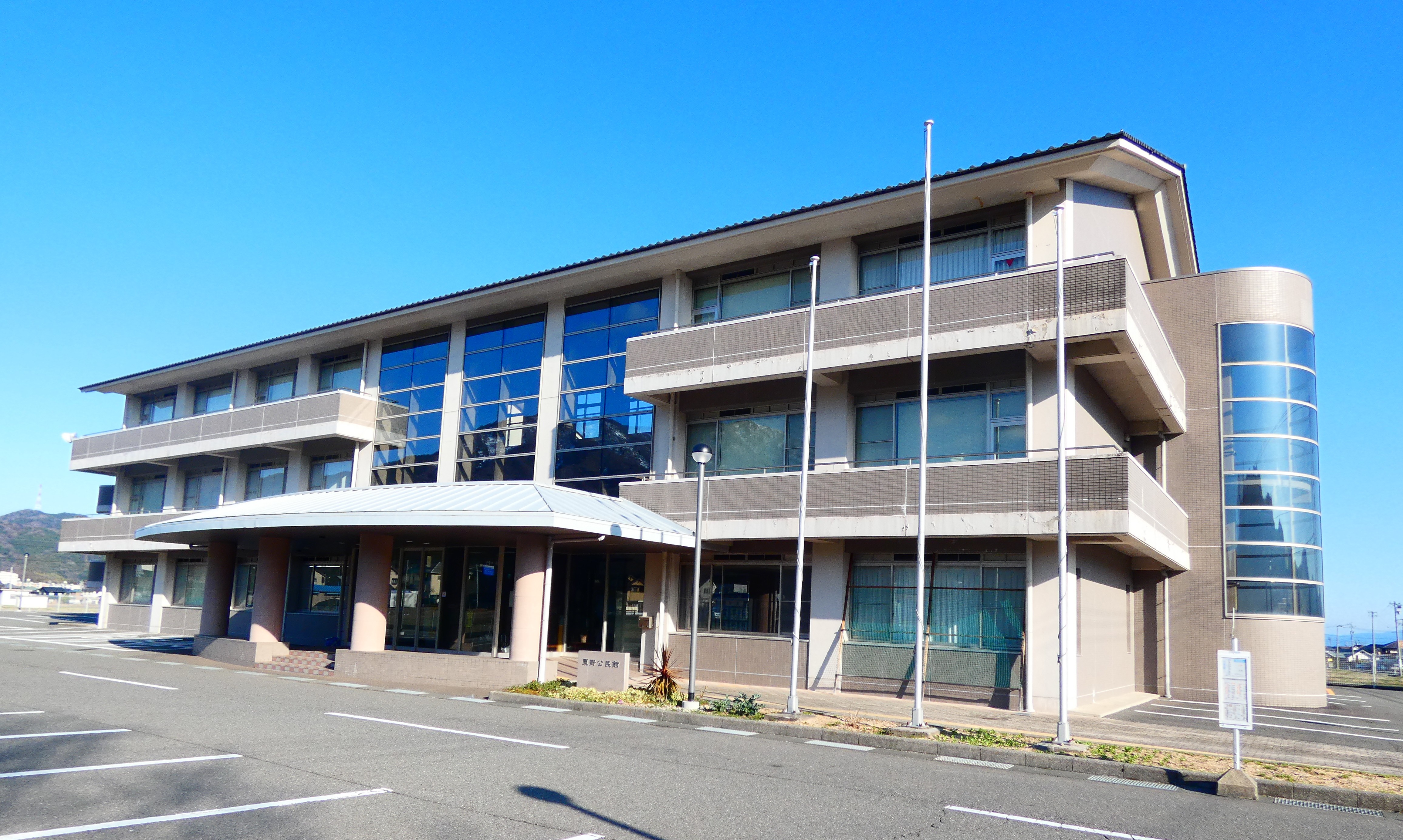 粟野公民館の外観2